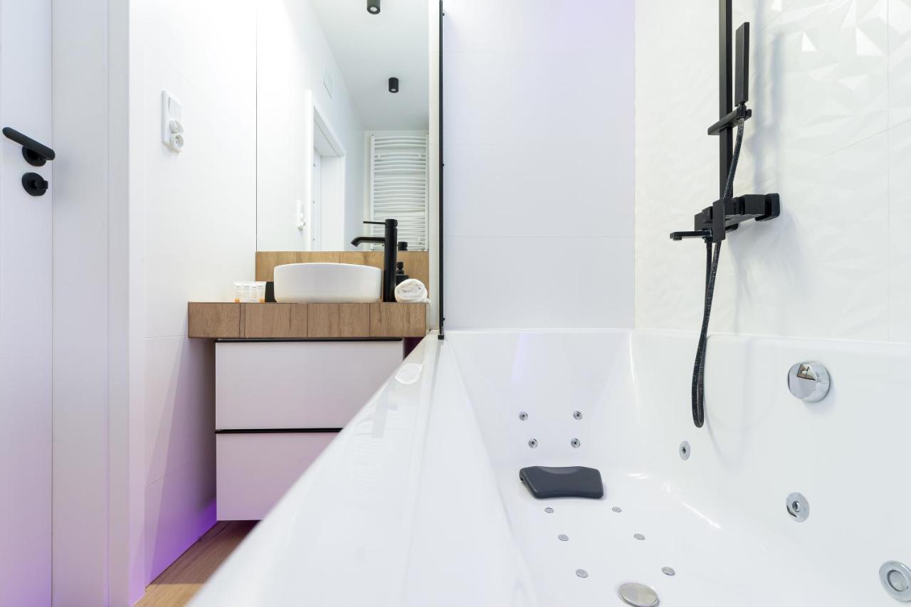 קרקוב Movie Jacuzzi Apartment At The Main Station By Noclegi Renters מראה חיצוני תמונה